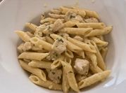 Una foto de penne con pollo y queso