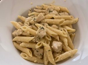 Una foto de Penne con salsa Alfredo y pollo