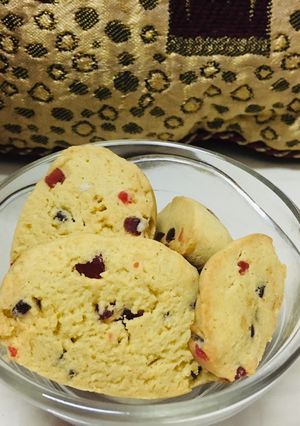 A picture of Tutti Frutti Cookies in cooker.