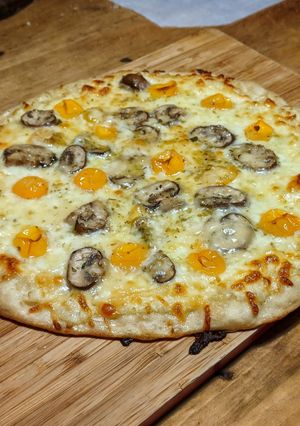 A picture of White Pizza Sauce.