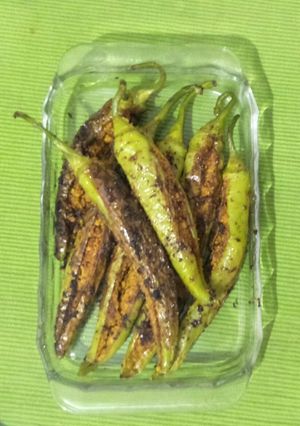 उपवासाच्या भरल्या मिरच्या (upwasachya bharlya mirchya recipe in marathi) रेसिपी चे मुख्य फोटो 