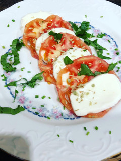 Una foto de Ensalada de tomate y mozzarella o ensalada caprese