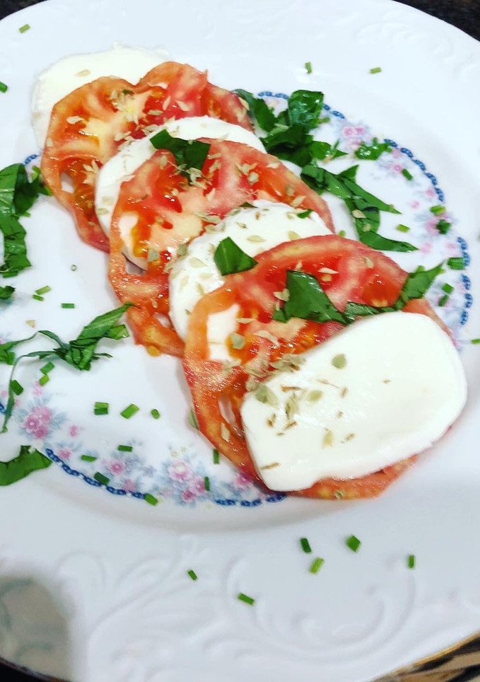 Una foto de Ensalada de tomate y mozzarella o ensalada caprese