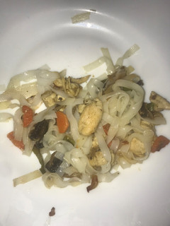 Una foto de Noodles con pollo