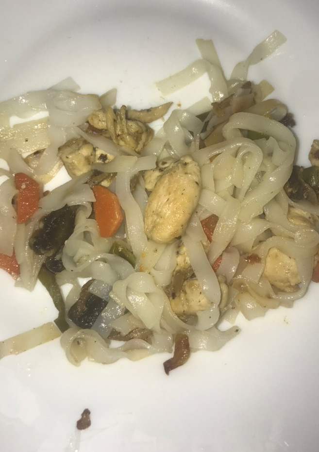 Una foto de Noodles con pollo