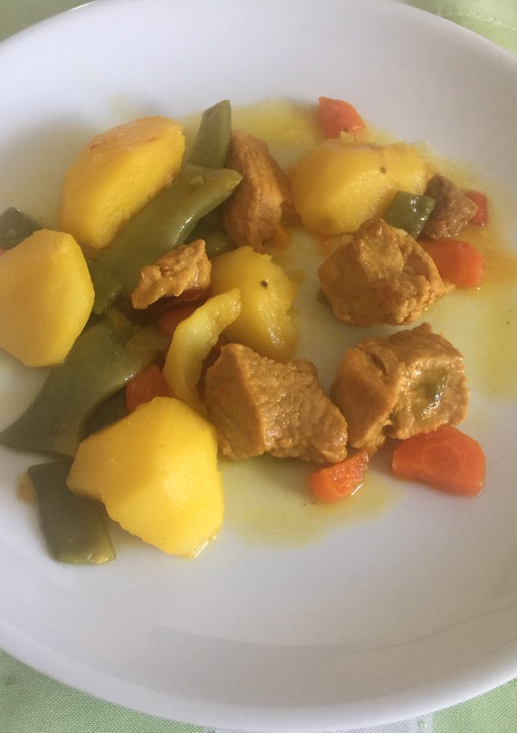 Una foto de Guiso de cerdo con verduras