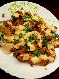 A picture of Garlic Chicken with white sauce.