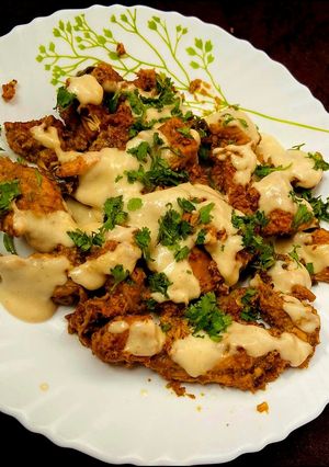 A picture of Garlic Chicken with white sauce.