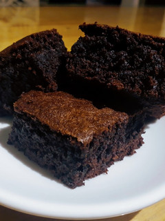 Una foto de Brownies de cacao amargo: ¡una delicia!💕