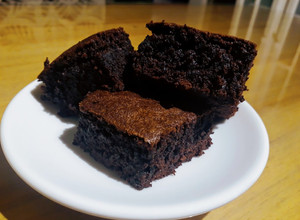 Una foto de Brownies de cacao amargo: ¡una delicia!💕