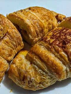 Una foto de CROISSANTS 🥐De Jamón Serrano🥩 y Queso Costeño🧀...!