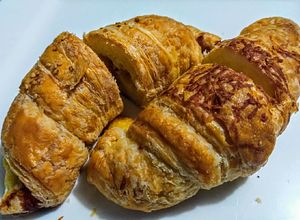 Una foto de CROISSANTS 🥐De Jamón Serrano🥩 y Queso Costeño🧀...!