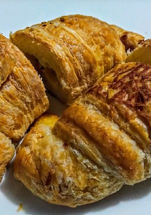 Una foto de CROISSANTS 🥐De Jamón Serrano🥩 y Queso Costeño🧀...!