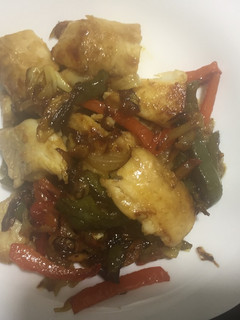 Una foto de Wok de pescado blanco y verduras