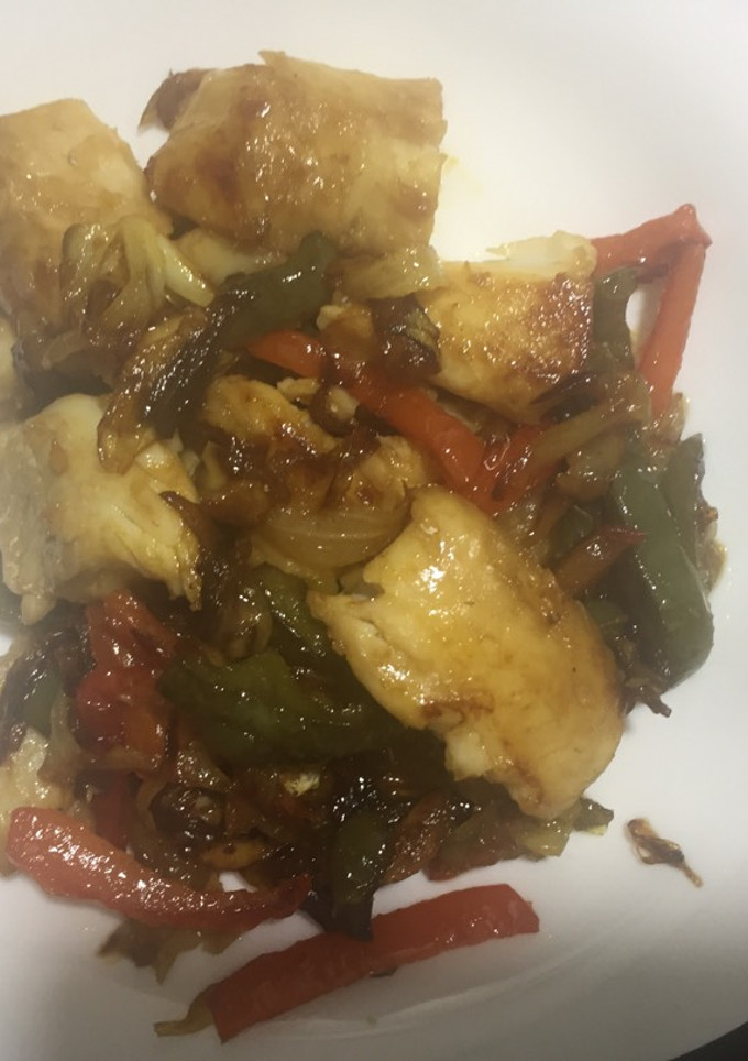 Una foto de Wok de pescado blanco y verduras