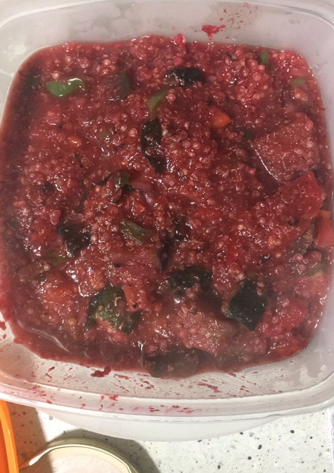 Una foto de Quinoa con remolacha y verduritas