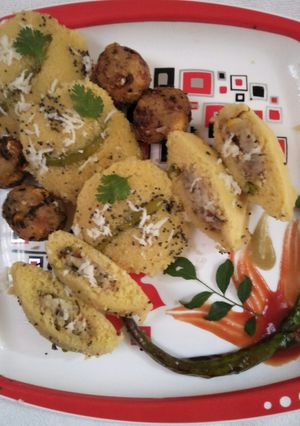 A picture of Dhokla in idli version stuffed with cheezee rice patty.