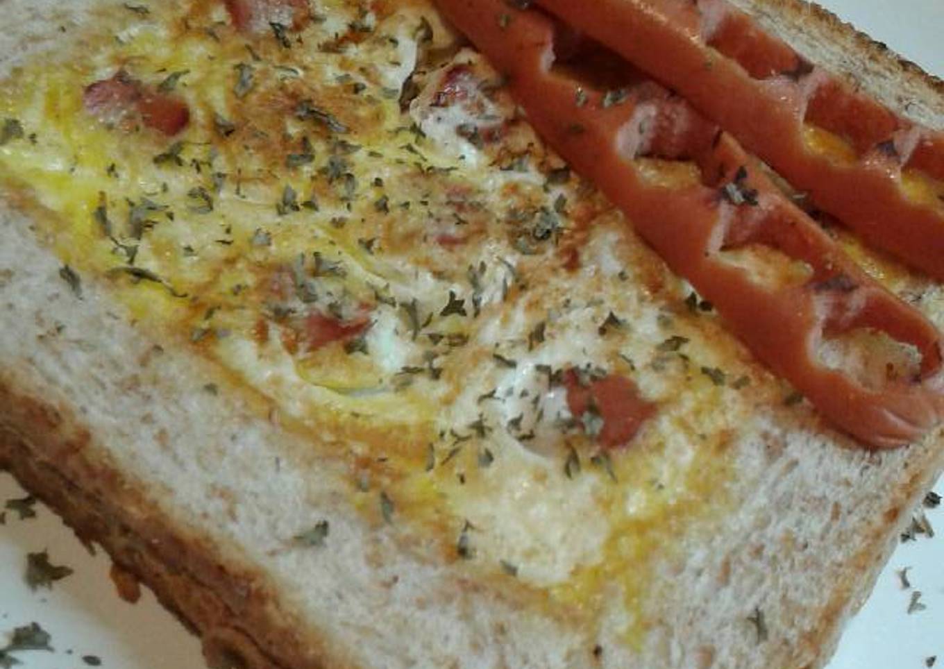 TOASTY WHEAT BREAD WITH EGG & SAUSAGES IN SQUARE