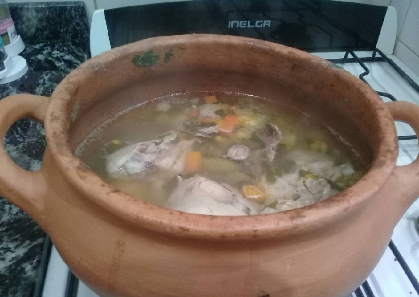 Sopita de verdura en olla de barro