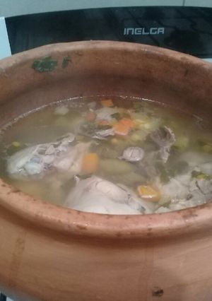 Una foto de Sopita de verdura en olla de barro