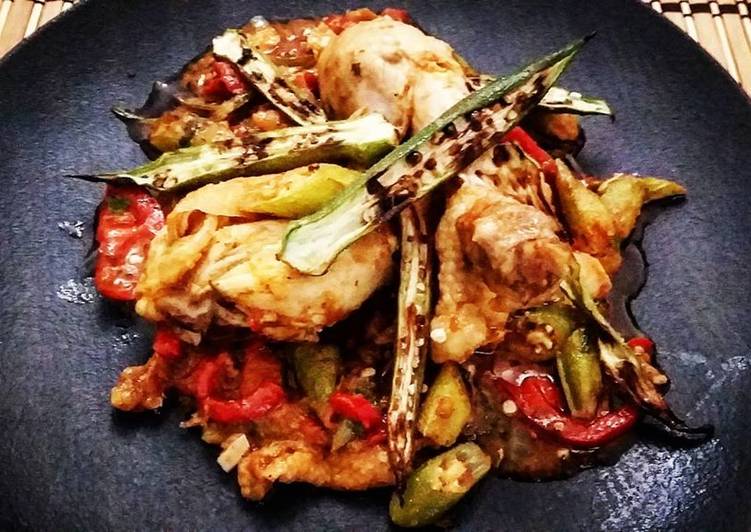 Frango com Quiabos Grelhados - Tudogosreceitas