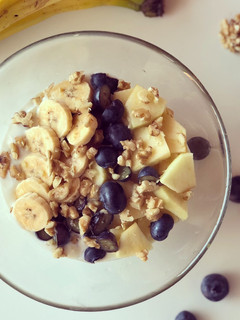 Una foto de Bowl de fruta y yogurt de coco 🥥