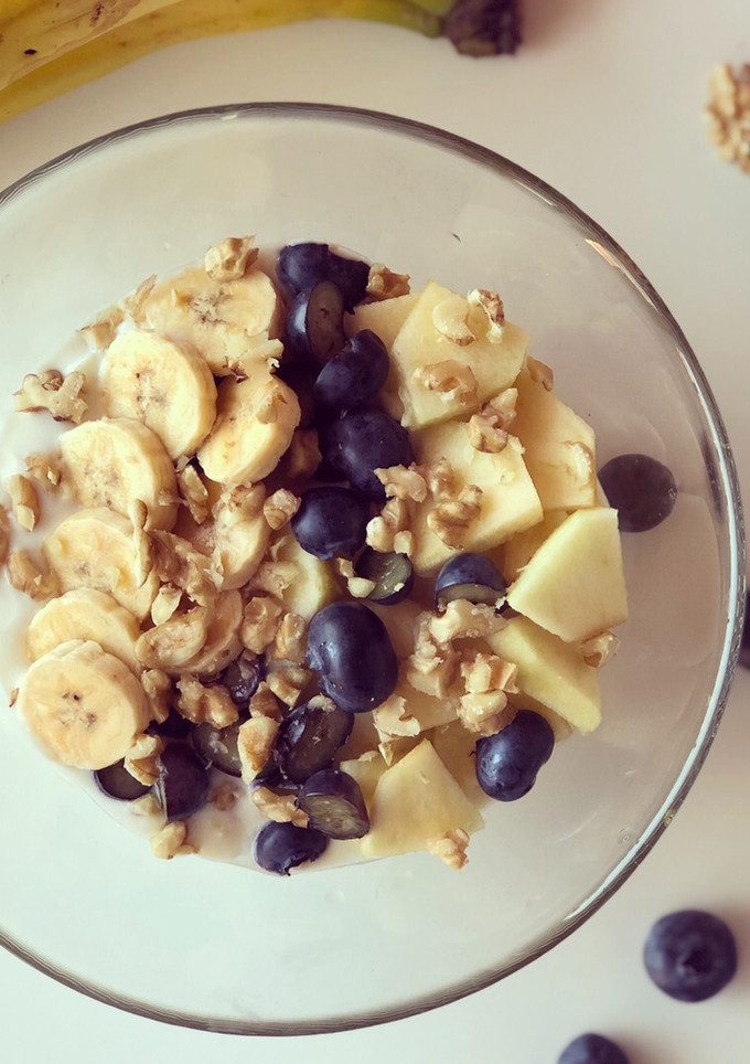 Una foto de Bowl de fruta y yogurt de coco 🥥
