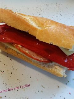 Una foto de Bocadillo de lomo de cerdo con pimiento rojo y queso