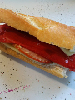 Una foto de Bocadillo de lomo de cerdo con pimiento rojo y queso