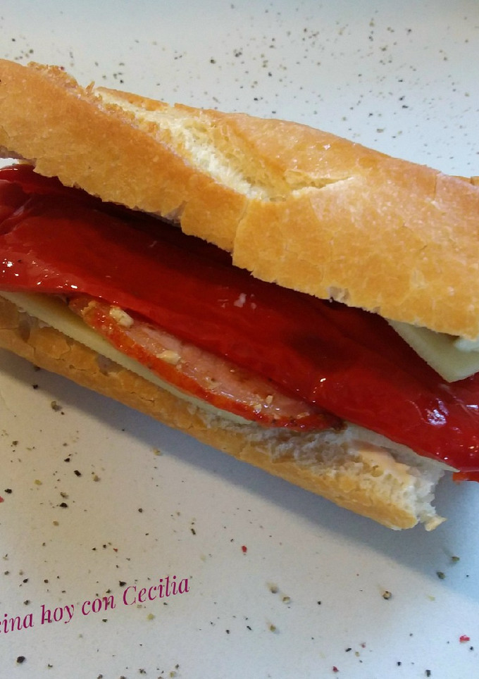 Una foto de Bocadillo de lomo de cerdo con pimiento rojo y queso