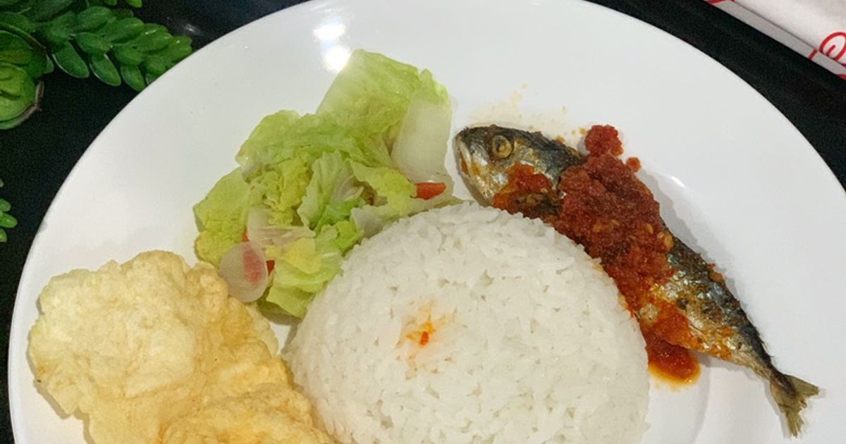 Nasi putih, ikan kembung goreng, sayur lodeh, sambal, dan emping