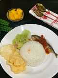 Isi Piring Ku (Sawi Putih Bening, Ikan Gembung Sambal, Emping, Buah Mangga)