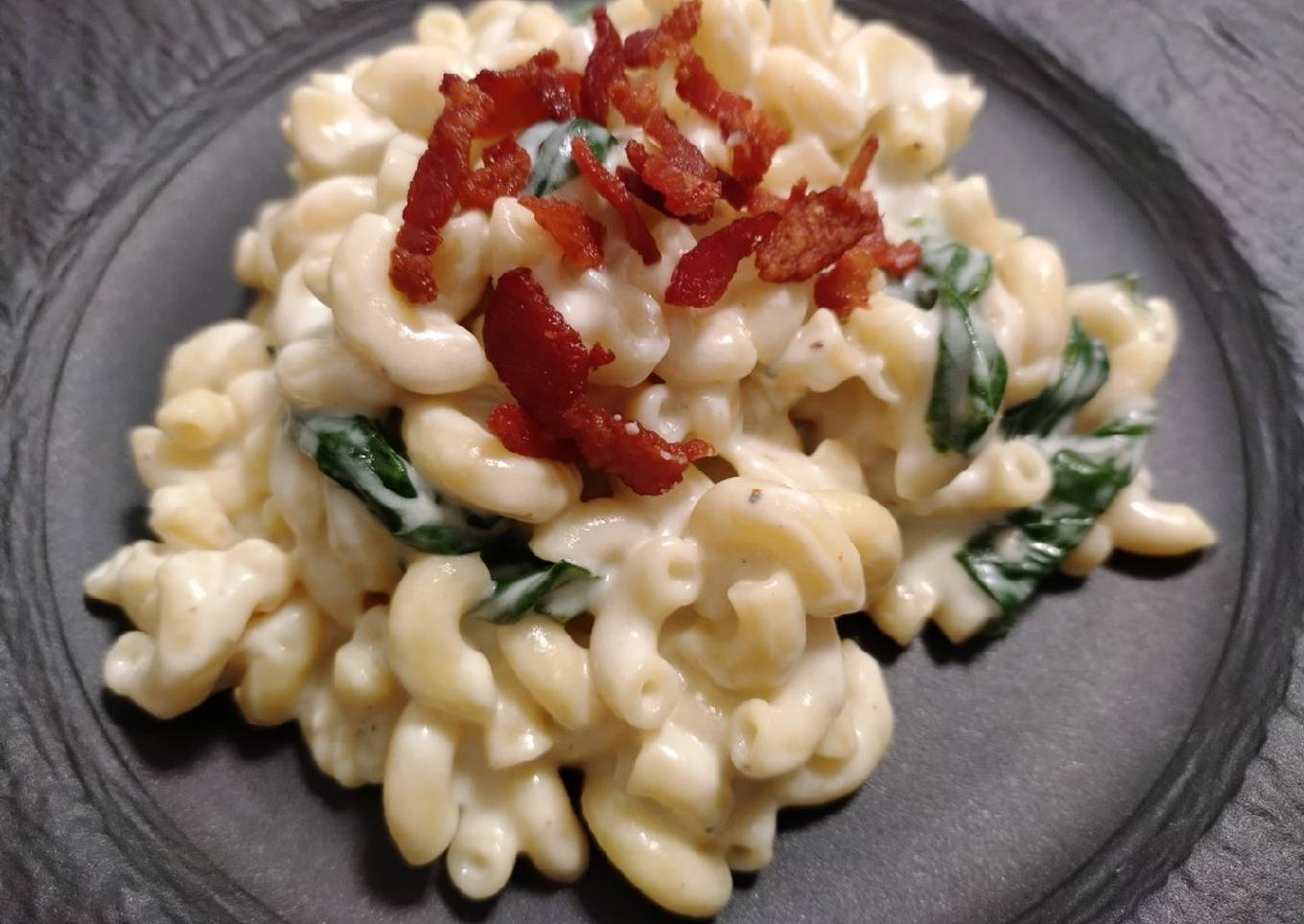 Bacon, blue n' spinach mac