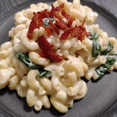 A picture of Bacon, blue n' spinach mac.