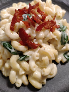 A picture of Bacon, blue n' spinach mac.