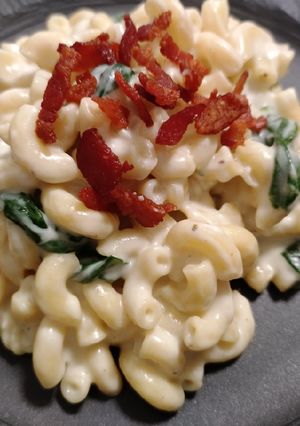 A picture of Bacon, blue n' spinach mac.