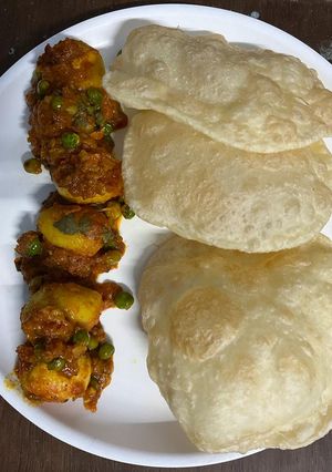 লুচি আলুর দম (luchi aloor dum recipe in Bengali) রেসিপির প্রধান ছবি