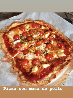 Una foto de Pizza con masa de pollo. Genial para celíacos y dietas keto