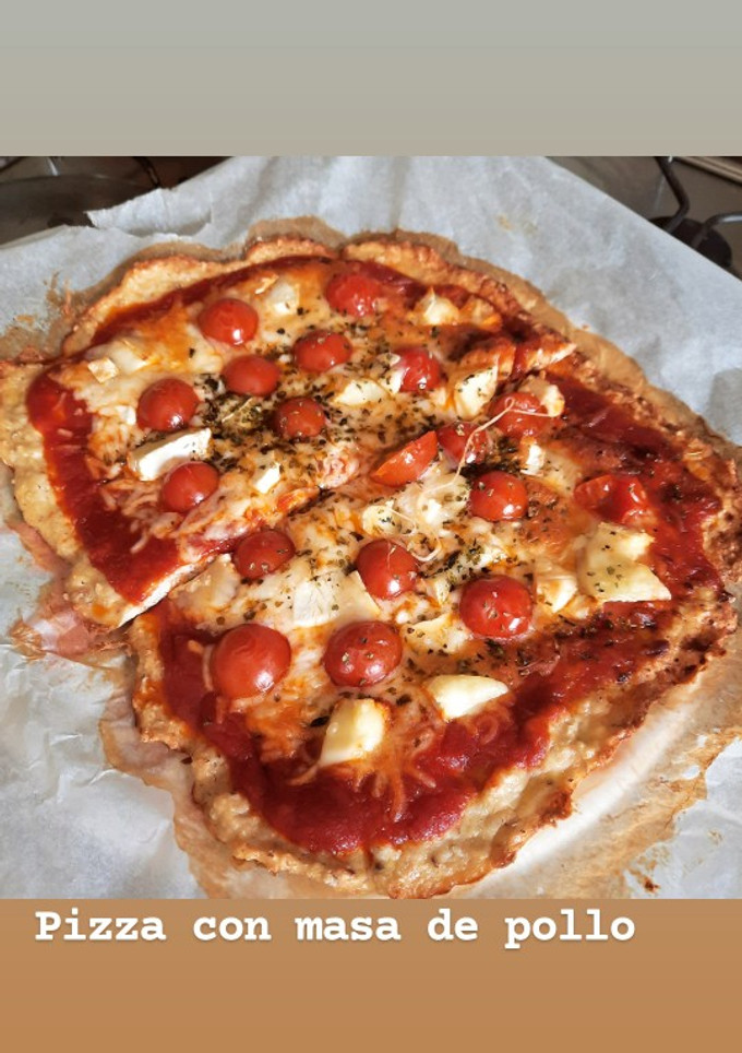 Una foto de Pizza con masa de pollo. Genial para celíacos y dietas keto