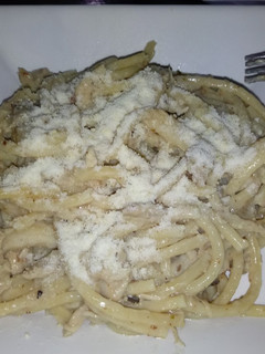 Una foto de Fideos con salsa blanca y pollo