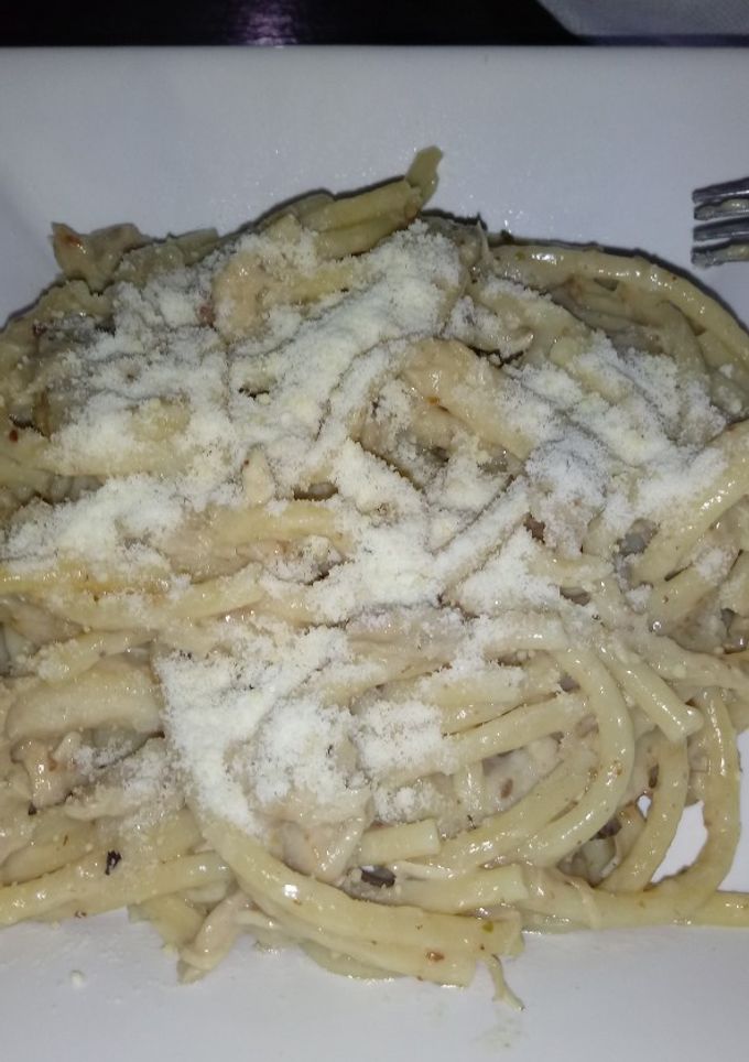 Una foto de Fideos con salsa blanca y pollo
