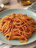 Espaguetis con chorizo, bacon y tomate