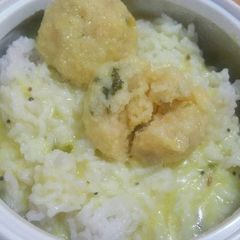 A picture of Spicy yoghurt with lentil balls.