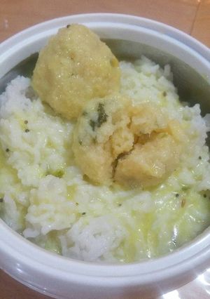 A picture of Spicy yoghurt with lentil balls.