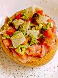 Cestino di Fresella con Salmone Affumicato Iceberg Pesto Genovese Pecorino e Verdure Crude