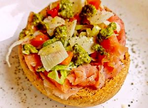 Foto di Cestino di Fresella con Salmone Affumicato Iceberg Pesto Genovese Pecorino e Verdure Crude