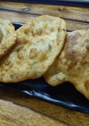 A picture of Bhature.