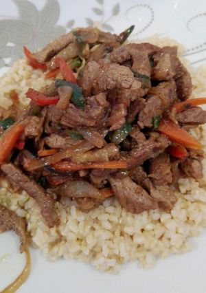 Una foto de Wok de carne y arroz yamaní!!