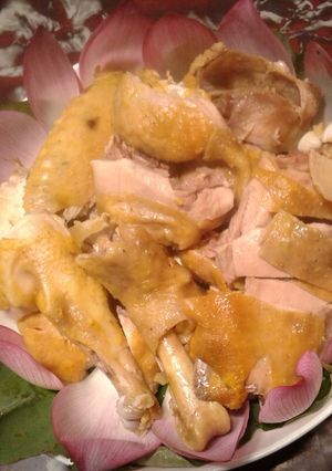 Hình của món Gà hấp hoa sen.