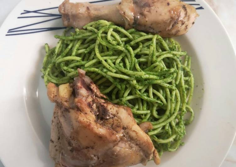 Tallarines verdes con pollo